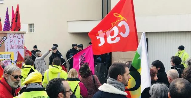 photo au cours du défilé, les manifestants se sont postés quelques minutes devant la permanence de la députée lrem stella dupont, à angers. &copy; ouest-france