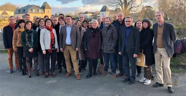 photo la liste de gauche « ensemble, relevons les défis d’aujourd’hui » a choisi de poser à port-luneau, l’un de leurs futurs chantiers s’ils sont élus. &copy; ouest-france