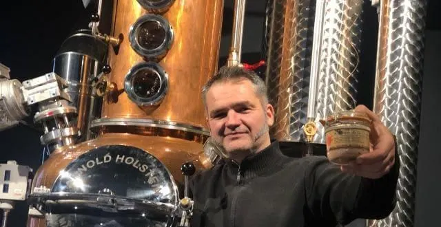 photo l’alambic d’emmanuel viton, en centre-ville du mans, distille plantes aromatiques et fruits locaux. mais aussi, pour la première fois ce jeudi, des rillettes. &copy; ouest-france