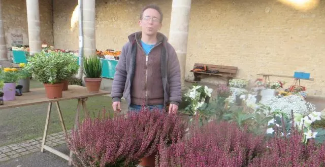 photo nicolas gorichon-guellec a trouvé sa place sur la place de l’église avec ses fleurs. &copy; ouest-france