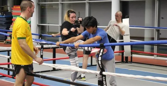 photo au club de vovinam de la flèche, sous l’œil de florian (à gauche), l’instructeur, les élèves s’emploient à répéter « le bon geste », dans le nouveau ring acquis par le club fin 2019.  &copy; ouest-france