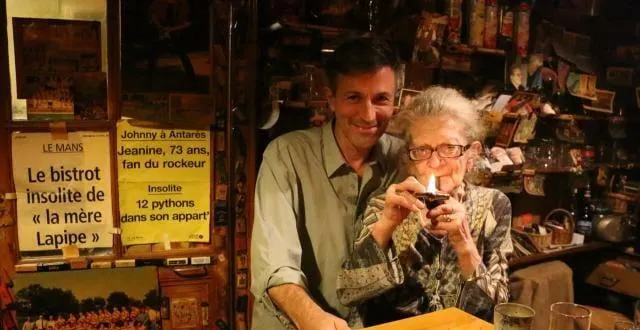 photo pierrick bourgault a écrit un récit plein d’humanité sur jeanine, alias la mère lapipe, patronne du café du coin. &copy; ouest-france