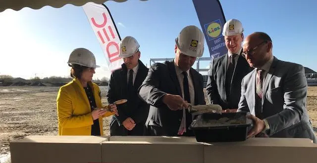 photo pose symbolique, ce mardi 4 février 2020, de la première pierre de la plate-forme logistique régionale lidl, à carquefou, près de nantes. &copy; ouest-france