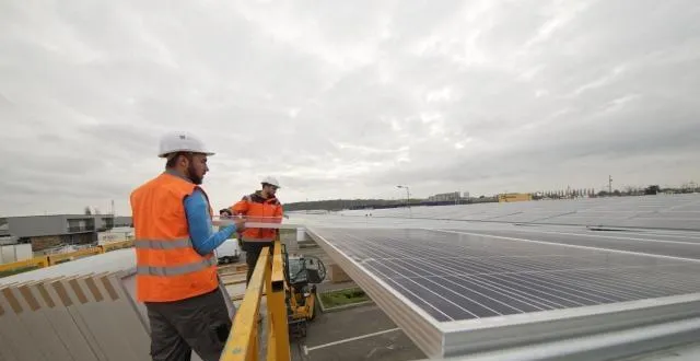 photo montage des panneaux photovoltaïques sur l’ombrière de la patte d’oie d’allonnes, vendredi 7 février 2020. chaque ombrière couvre une quarantaine de places de stationnement. &copy; dominique breugnot/teamdbc-pictures