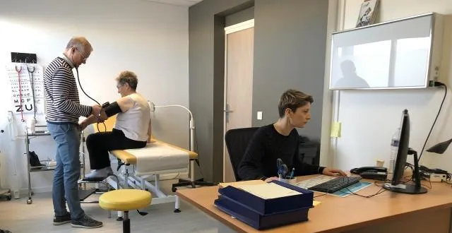 photo le centre municipal de soins fertois a assuré plus de 75 000 consultations depuis son ouverture. le travail en binôme infirmière-médecin permet de passer de 25 à 40 consultations par jour. &copy; ouest-france