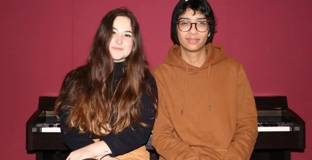 photo jayde et martin, batteur, dans la salle de musique de la cité u lébisey, à caen, où la jeune chanteuse enregistre ses reprises. &copy; ouest-france