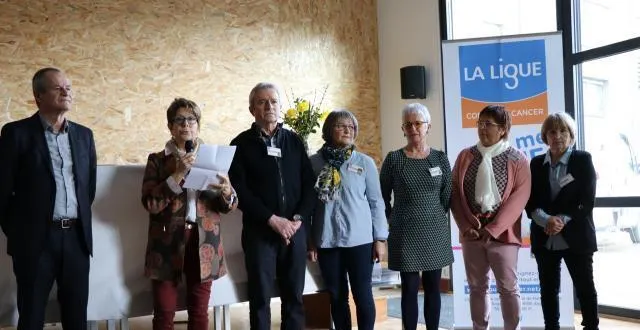 photo monique gasnier (micro en main) et les cinq autres bénévoles de l’antenne segréenne, ont été félicités pour leur dévouement par le professeur jean-pierre benoît (à gauche), président de la ligue contre le cancer de maine-et-loire. &copy; ouest-france