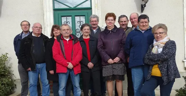 photo les lauréats du fleurissement entourés de membres du jury posent sur le seuil de la mairie. &copy; le maine libre