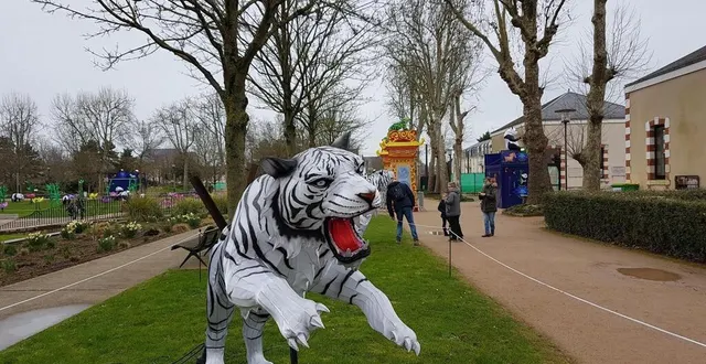 photo des familles profitent des installations des lumières légendaires de chine pendant la journée, au parc théodore-monod. &copy; le maine libre