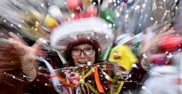photo avant la bataille géante de confettis, écoutez le podcast de ouest-france sur les coulisses du carnaval. &copy; ouest-france / stéphane geufroi