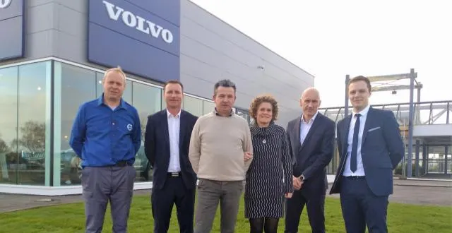 photo julien thibault, responsable du groupe volvo le mans-alençon, ici à droite avec son équipe. &copy; ouest-france