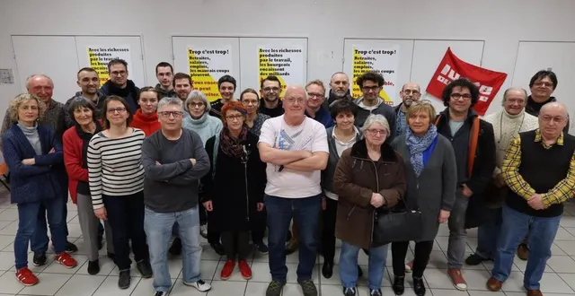 photo le mans, mercredi soir. yves cheère, au centre de la photo, conduira la liste lutte ouvrière pour la troisième fois. &copy; le maine libre