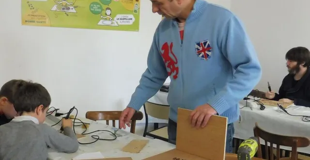 photo au cours de ces ateliers créatifs, les enfants apprennent différentes techniques, s’instruisent et échangent.