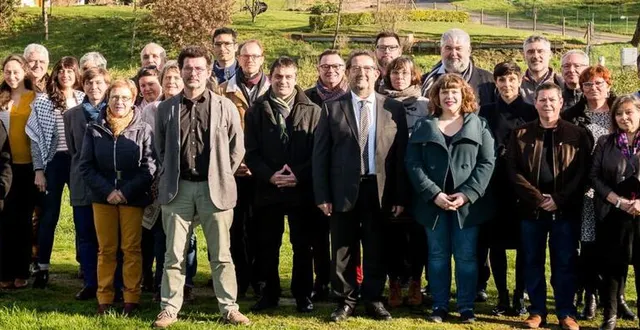 photo sylvain griffault entouré des candidats de la liste cinq comm’une – melle, nature, citoyenne et solidaire.