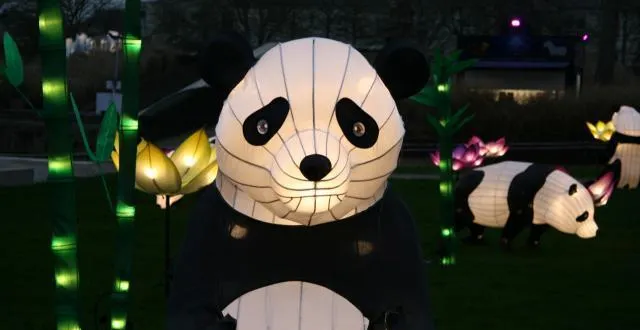 photo plus de 300 animaux de soie illuminent le parc théodore-monod, chaque soir. &copy; ouest-france