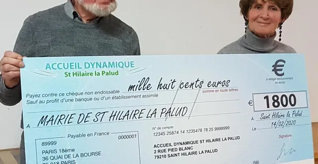 photo daniel bouffard, le président de l’association, remet le chèqueà dany brémaud, maire.