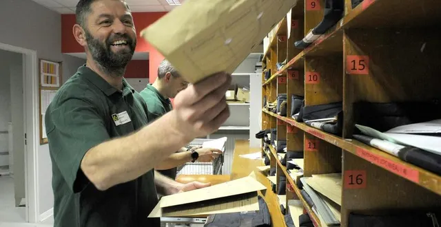 photo agile des pieds, philippe souchard, le sourire aux lèvres, sait aussi se servir de ses mains. &copy; co – christophe bernard