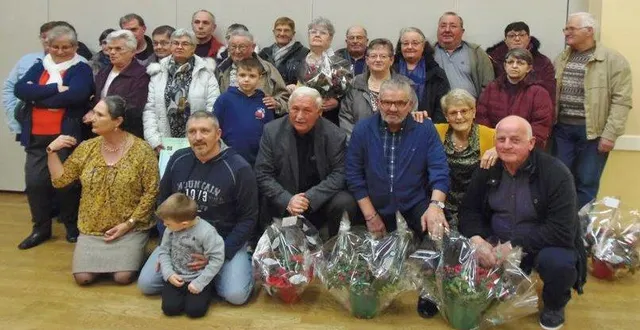 photo les lauréats du fleurissement et des illuminations entourés des élus et membres du jury. &copy; le maine libre