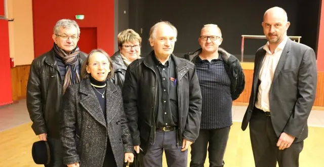 photo claudie moulard, présidente, entourée des membres du bureau. &copy; le maine libre