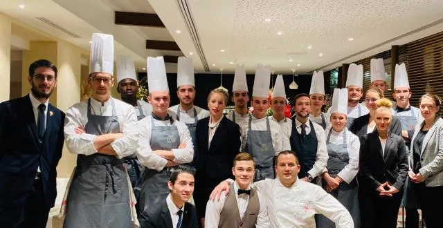 photo la team bagatelle obtient une étoile au guide michelin pour la troisième année consécutive. jean-sébastien monné est en bas à droite, tandis que sa compagne, élodie busschaert, figure en haut à droite. &copy; auberge de bagatelle