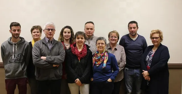 photo dominique vovard (3e en partant de la gauche) et ses colistiers partent à la conquête de la mairie de thoigné.  &copy; le maine libre