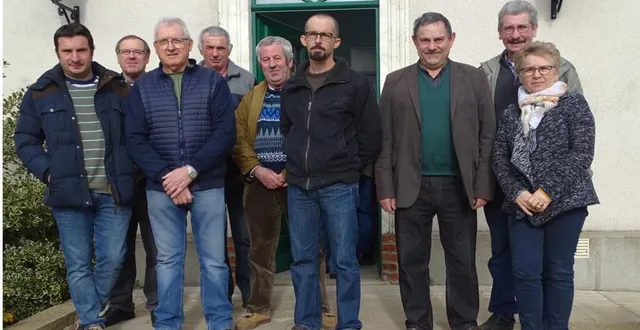 photo piégeurs et élus lors de la remise des récompenses &copy; le maine libre