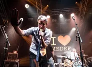 Actu sortie guillaume meurice livre un concert de rock « macroniste » mêlant musique et sketchs. il sera à arnage le 3 avril 2020.