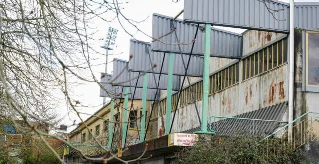 photo la tribune présidentielle du stade bollée encore debout &copy; arnaud despelchain