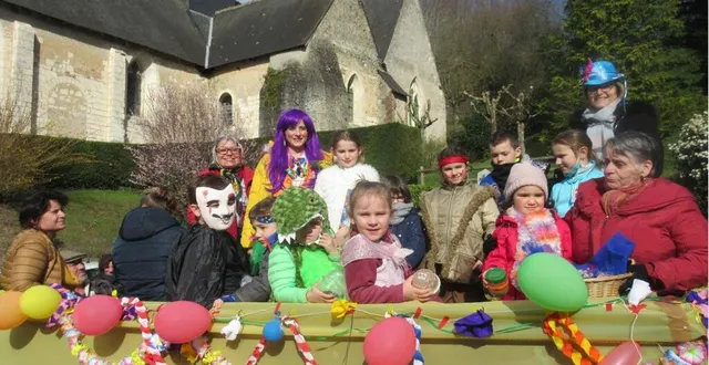 photo les carnavaliers dans le char du comité des fêtes &copy; le maine libre