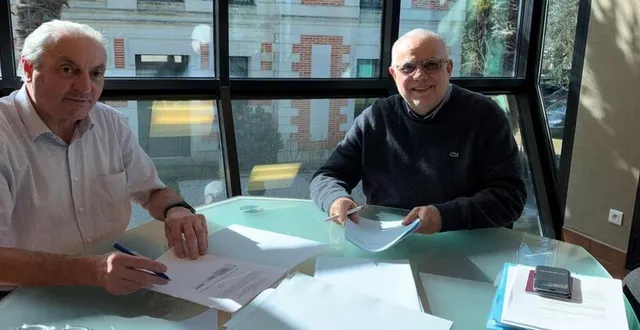 photo signature de l’accord de rachat entre françois roset, actuel propriétaire de guisabel partant à la retraite, et christian buton, président de saveurs et délices, en date du 28 février. &copy; saveurs et délices