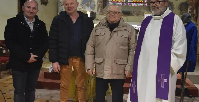 photo eric hersant vice-président du comité des fêtes, pascal champclou, fernand tournet, et le père delente. &copy; le maine libre
