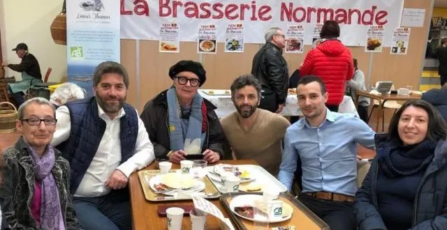photo jérôme nury et karim houllier ainsi qu’une partie des colistiers du candidat, (lydia petit, brigitte choquet, teddy houllier, cindy cretey). &copy; dr