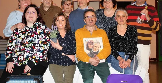 photo lors d’une de leurs répétitions, toute la joyeuse troupe « la cerise sur le gâteau » prend la pose. &copy; ouest-france