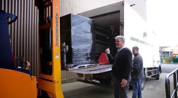 photo franck vallée, directeur général d’initiatives, supervise le chargement des 300 000 masques &copy; initiatives