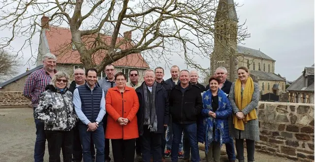photo de gauche à droite, au 1er rang : sylviane garcia, fabien despois, françoise grasset, alain delaunay (tête de liste), francis dreux, corinne tocquet, sandrine leballais ; au 2e rang : nicolas harivel, jean-luc sallé, emmanuel launay, philippe marie, antoine gérard, françois lamotte, didier loisel, didier besnard. &copy; dr