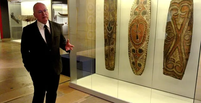 photo le mans, mars 2020. yves le fur, devant les boucliers océaniens « le bouclier du milieu servait à se protéger pendant qu’on tirait des flèches, celui de gauche était fait pour être tourné et présente une inversion. » &copy; le maine libre