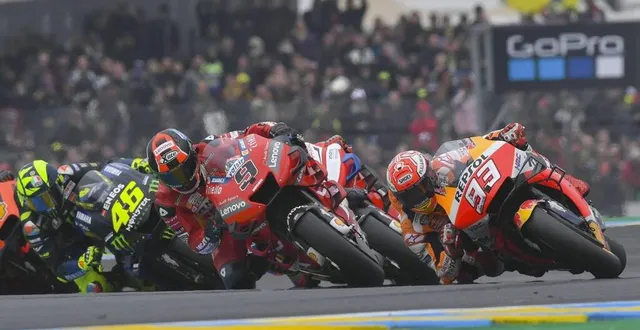 photo le grand prix de france moto attire plus de 100 000 spectateurs sur le circuit bugatti au mans. &copy; photo archives le maine libre yvon loue