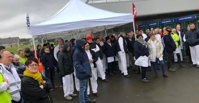 photo plus de 200 personnes ont débrayé devant le site de faurecia, à caligny. &copy; ouest-france