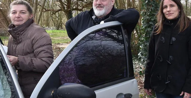 photo jean-pierre et malika donnant un coup de main à la fille de madeleine, patricia, pour charger sa voiture où elle dormait depuis trois mois et emménager dans un appartement social à la ferté. &copy; le maine libre