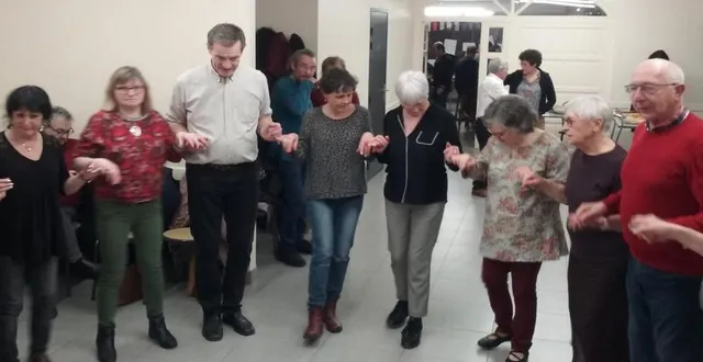 photo pendant un an dro, danse bretonne. &copy; le maine libre