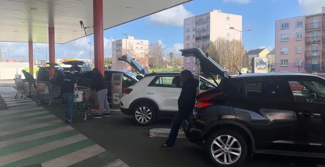 photo le mans. vendredi 13 mars 2020. au leclerc drive de l’avenue rhin-et-danube, les clients se déplacent en nombre depuis tôt ce matin. &copy; photo le maine libre