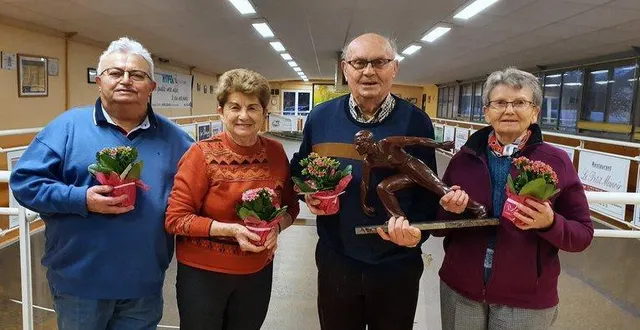 photo les vainqueurs (à droite ) avec le challenge.