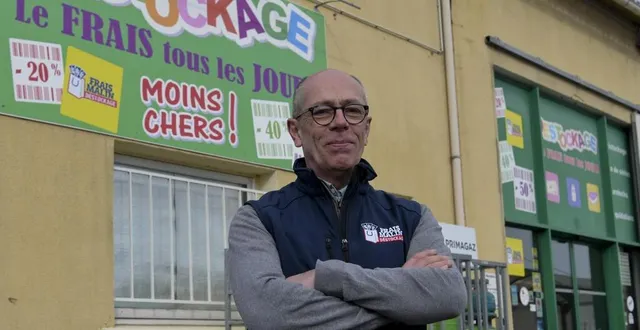 photo philippe froger, devant le magasin « historique » de noyen-sur-sarthe. &copy; le maine libre-yvon loue