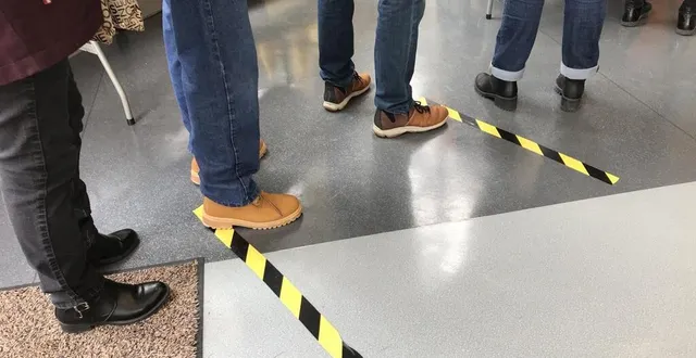 photo au sol, un marquage pour respecter les distances de sécurité. &copy; ouest-france