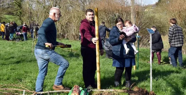photo parents, frères et sœurs des enfants nés en 2019, ont procédé aux plantations. &copy; le maine libre