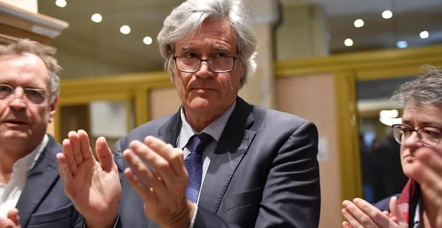 photo stéphane le foll le maire sortant du mans en joie après le premier tour où il a viré en tête. &copy; joël le gall