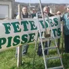 photo les bénévoles étaient loin de penser que les pissenlits n’auraient pas lieu lorsqu’ils ont posé cette banderole.