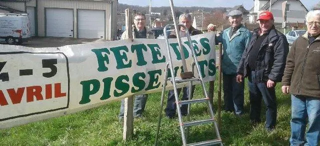 photo les bénévoles étaient loin de penser que les pissenlits n’auraient pas lieu lorsqu’ils ont posé cette banderole. &copy; archives le maine libre