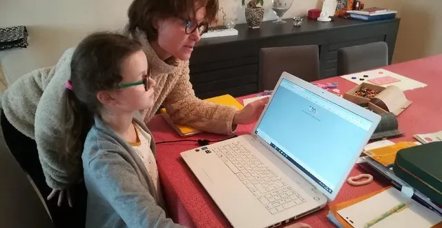 photo capucine et sa maman ont tenté de se connecter toute la matinée à l’espace numérique « e-primo ». &copy; photo le maine libre