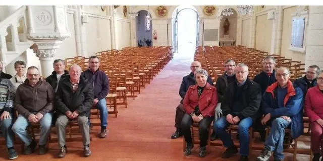 photo les élus, bénévoles et personnels ayant contribué à l’installation de 300 chaises dans l’église &copy; le maine libre